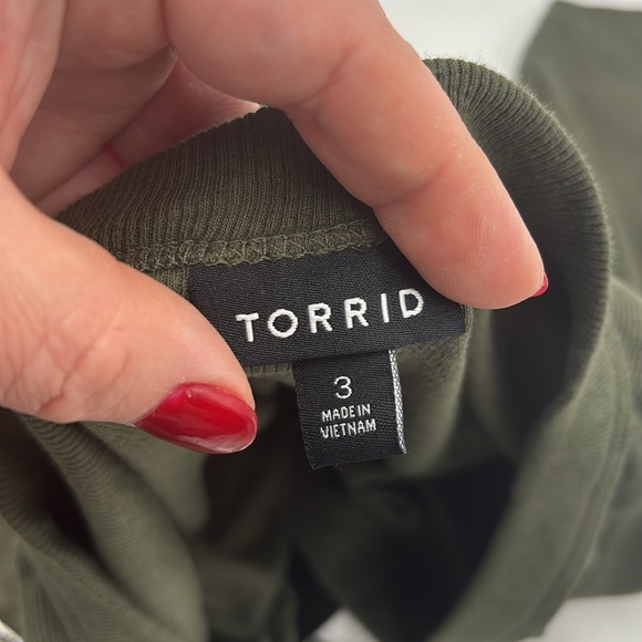 Torrid Ribbed Curved Henley Elbow Sleeve Top - Picture 5 of 6